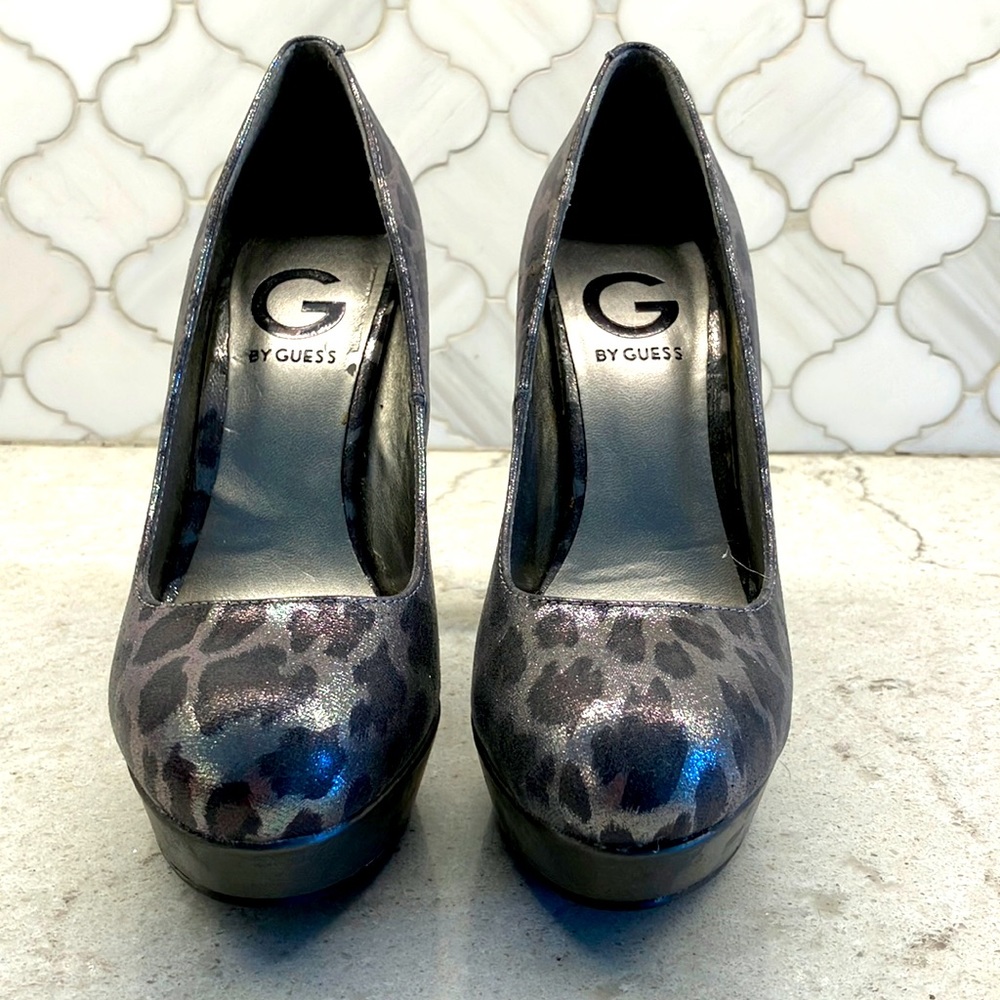 Guess 5” platform pumps in metallic leopard print